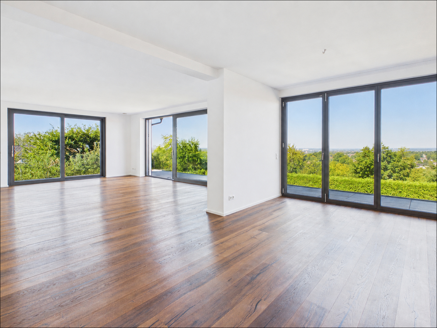 heller Wohnraum mit Panoramafenstern