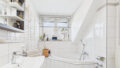 Bad mit Wanne und Dusche