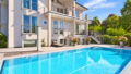 Luxusvilla mit Pool und Hortensien